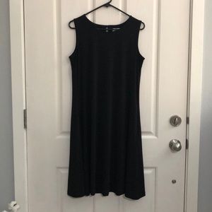 Black sleeveless swing dress w/pockets medium